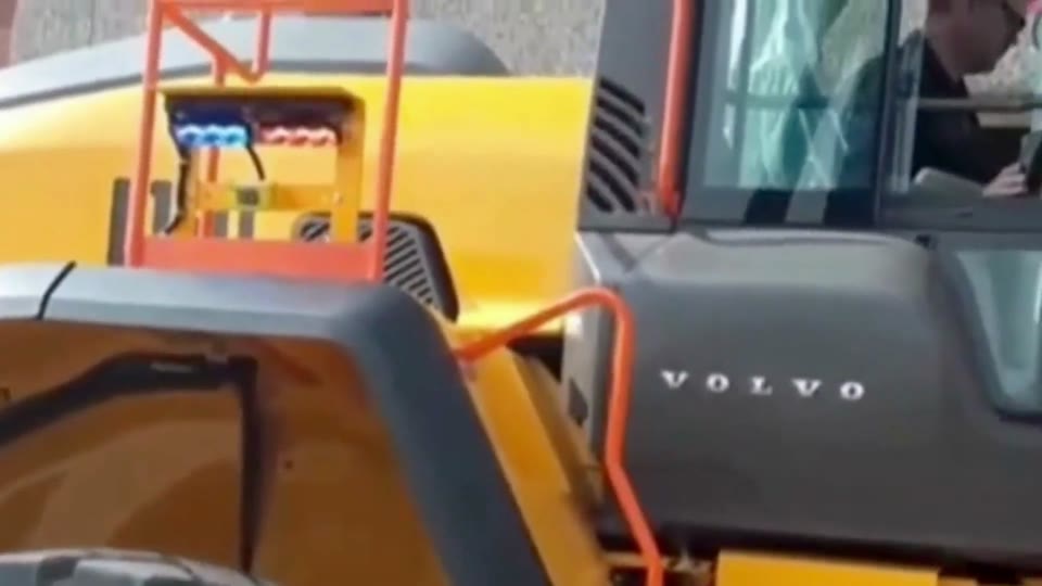 Mezzo industriale con sistemi di monitoraggio in un ambiente operativo